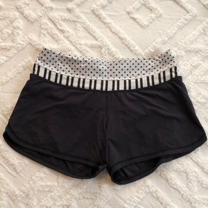 Black Lululemon Groove Shorts 6 8